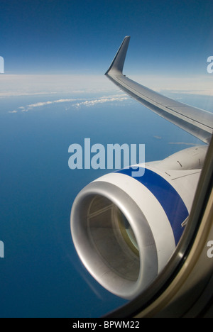 Blick aus dem Flugzeug Fenster Flügel und Motor über Tasman Bay, Südinsel, Neuseeland Stockfoto