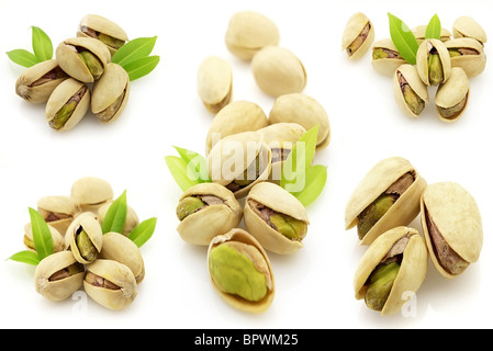 Bild mit hoher Auflösung von Pistazien mit verlässt isolierten auf weißen Hintergrund. Stockfoto