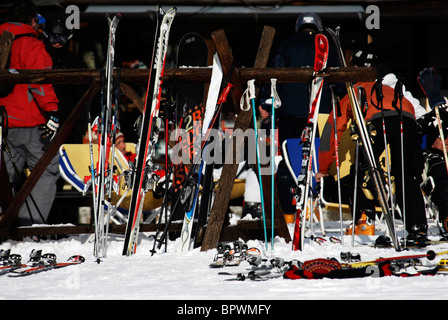 Wintersport. Ski Sauze d, Italien. Ski und Snowboards in Racks vor einer Bar auf der Piste Stockfoto
