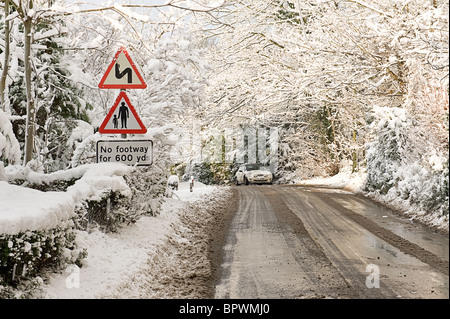 neu gefallener Schnee im Garten von England, Kent, verdeckt eine Größenordnung von Dingen, die Straßen sind nur befahrbar mit Matsch, Eis Stockfoto