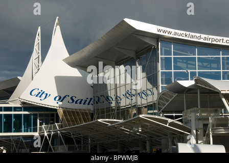 Terminalgebäude und dekorative Segel, Auckland International Airport, Nordinsel, Neuseeland Stockfoto