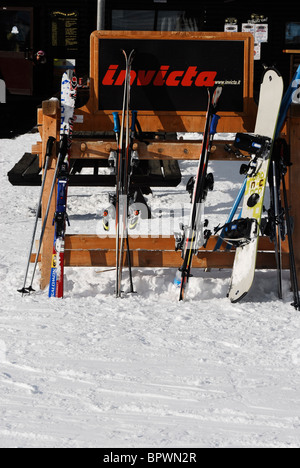 Wintersport. Ski Sauze d, Italien. Ski und Snowboards in Racks vor einer Bar auf der Piste Stockfoto