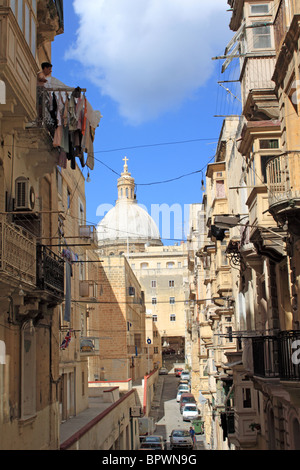 St. Patrick Street (Triq San Patrizju), Kuppel der Karmeliterkirche über Valletta, Zentralmalta, Mittelmeer, Europa Stockfoto