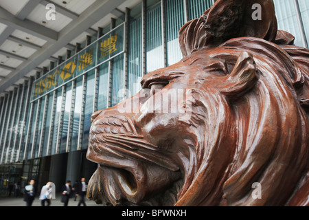 Löwenstatue außerhalb HSBC building, Central, Hong Kong, China Stockfoto