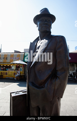 Die Bronzestatue des Tra-San, eine Hauptfigur der beliebten Filmreihe Otoko ha Tsuraiyo. Stockfoto