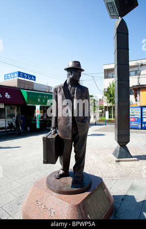 Die Bronzestatue des Tra-San, eine Hauptfigur der beliebten Filmreihe Otoko ha Tsuraiyo. Stockfoto