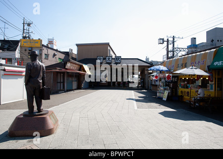 Die Bronzestatue des Tra-San, eine Hauptfigur der beliebten Filmreihe Otoko ha Tsuraiyo. Stockfoto