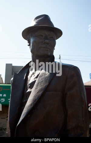 Die Bronzestatue des Tra-San, eine Hauptfigur der beliebten Filmreihe Otoko ha Tsuraiyo. Stockfoto