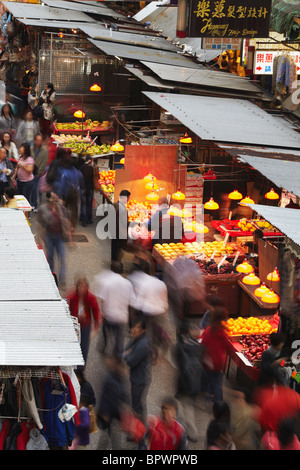 Menschen zu Fuß entlang der Fa Yuen Street Markt, Mong Kok, Kowloon, Hong Kong, China Stockfoto