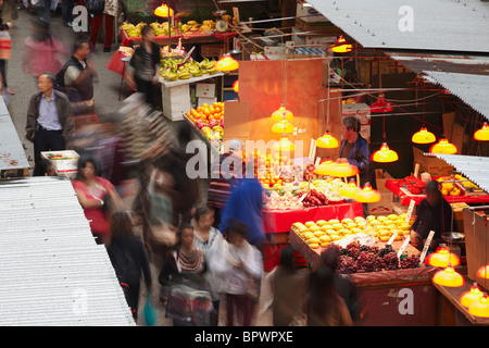 Menschen zu Fuß entlang der Fa Yuen Street Markt, Mong Kok, Kowloon, Hong Kong, China Stockfoto
