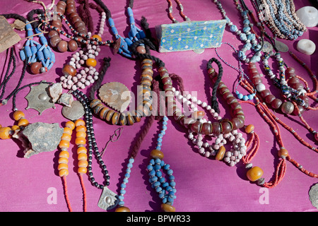 Schmuck und Souvenirs auf dem Imlil Markt, Hochatlasgebirge, Marokko Stockfoto