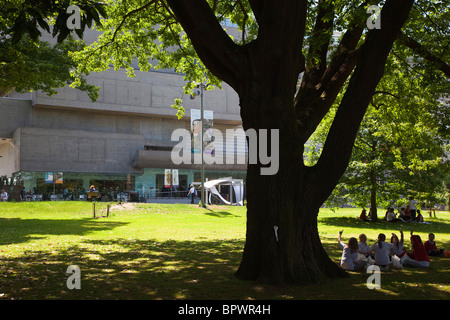 Irland, saß Nord, Belfast, botanischen Gärten, Schulkinder im Garten vor dem Ulster Museum. Stockfoto