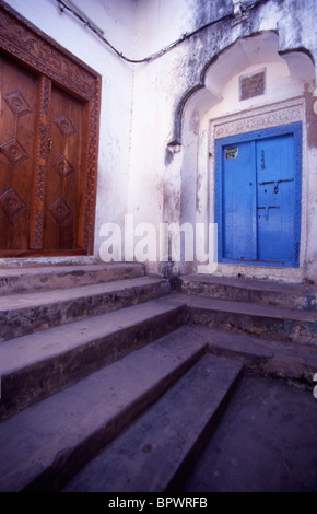 Der Eingang zum Mnara oder Malindi Moschee in Stone Town. Zanzibar. Tansania. Stockfoto