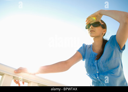 Schicke Frau sieht bis zum Horizont Stockfoto