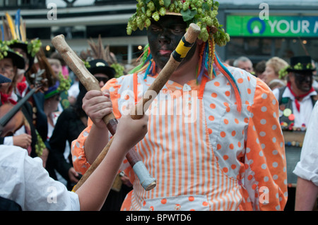 Moriskentänzer Mann in Kleid Faversham Hop Festival Faversham Kent England UK Stockfoto