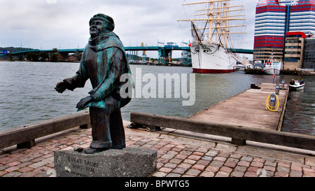 Statue des schwedischen Komponisten und Dichter Evert Taube außerhalb der Oper am Lilla Bommen im zentralen Hafen von Göteborg Stockfoto