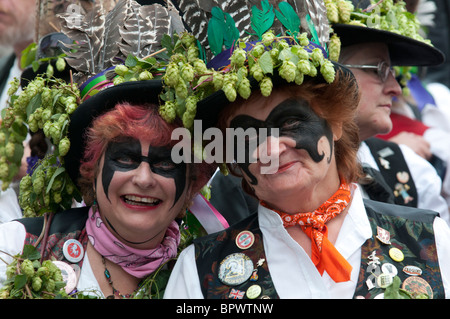 zwei Frauen Moriskentänzer Porträt Faversham Hop Festival Faversham Kent England UK Stockfoto