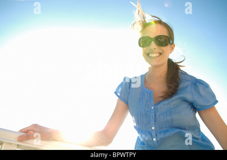 Schicke Frau in der Sonne sieht, Kamera Stockfoto