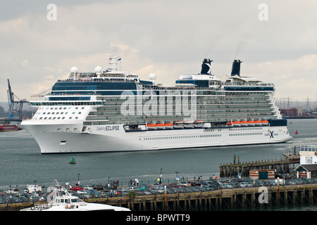 Cruise Liner (Schiff, Boot) verlassen Southampton - Celebrity Eclipse Stockfoto