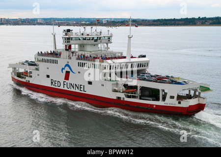 Red Funnel Autofähre von Southampton nach Isle Of Wight - Red Eagle Stockfoto