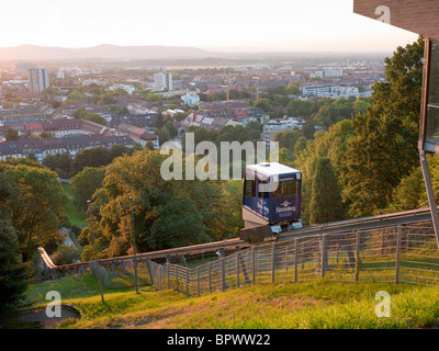 Die Schlossberg-Bahn (Burgberg Seilbahn) klettert von der Innenstadt von Freiburg auf dem Schlossberg (Schlossberg) in Süddeutschland Stockfoto