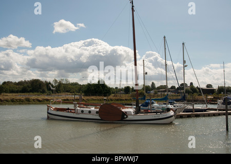 Boote auf dem Fluss Ruder Creek in der Nähe von Faversham Kent England UK Stockfoto