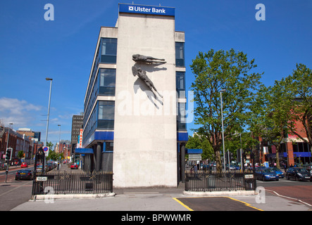 Irland, Norden, Belfast, Shaftesbury Quadrat, Kunstwerk an der Fassade des Gebäudes der Ulster Bank. Stockfoto