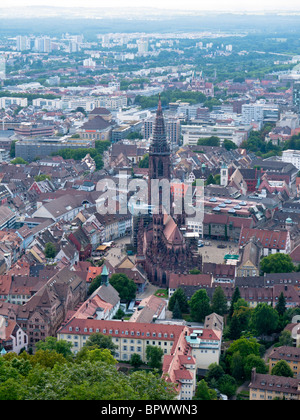 Blick auf die Stadt Freiburg Im Breisgau mit dem Freiburger Münster Dom in Süddeutschland Stockfoto