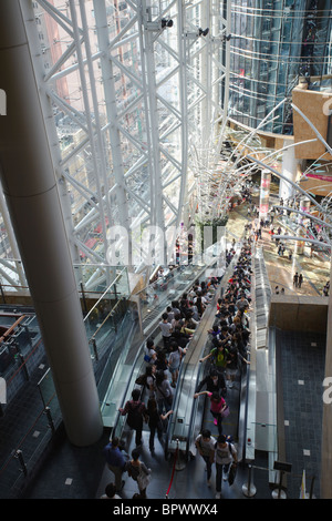 Innere des Langham Place Shopping-Mall, Mongkok, Kowloon, Hong Kong, China Stockfoto