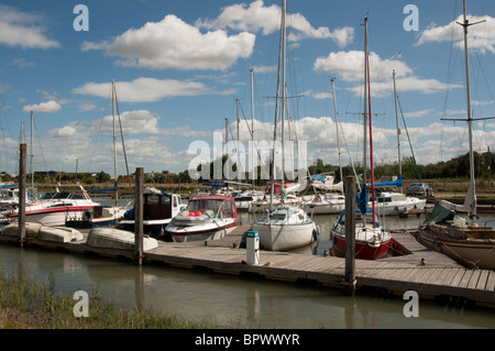 Boote auf dem Fluss Ruder Creek in der Nähe von Faversham Kent England UK Stockfoto