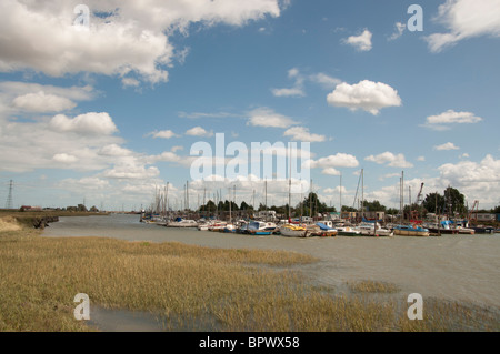 Boote auf dem Fluss Ruder Creek in der Nähe von Faversham Kent England UK Stockfoto