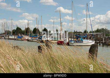 Boote auf dem Fluss Ruder Creek in der Nähe von Faversham Kent England UK Stockfoto