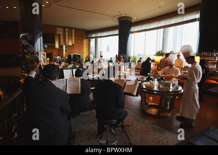 Musiker spielen beim Nachmittagstee in Tiffen Café im Grand Hyatt Hotel Hong Kong, China Stockfoto