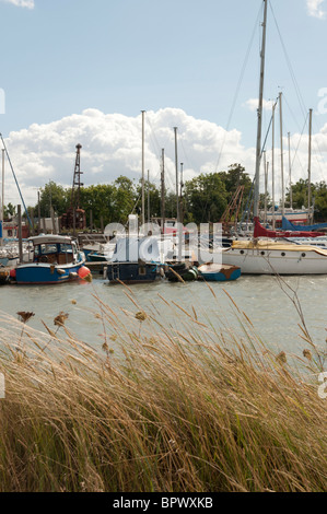 Boote auf dem Fluss Ruder Creek in der Nähe von Faversham Kent England UK Stockfoto