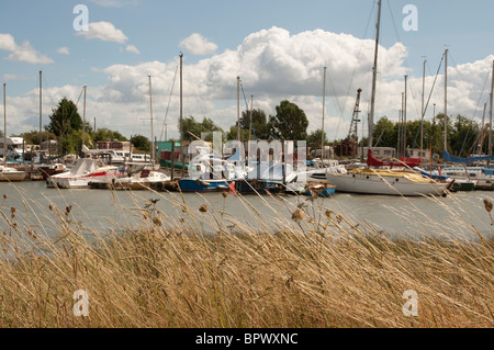 Boote auf dem Fluss Ruder Creek in der Nähe von Faversham Kent England UK Stockfoto