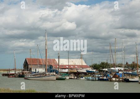 Boote auf dem Fluss Ruder Creek in der Nähe von Faversham Kent England UK Stockfoto