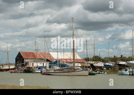 Boote auf dem Fluss Ruder Creek in der Nähe von Faversham Kent England UK Stockfoto