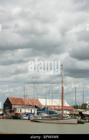 Boote auf dem Fluss Ruder Creek in der Nähe von Faversham Kent England UK Stockfoto