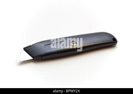 Schwarze Metall-Box Cutter mit einer scharfen Klinge auf weißem Hintergrund Stockfoto