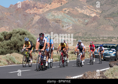 Radfahrer im Nationalpark Las Canadas del Teide auf der vierten Etappe der Tour Teneriffa Zyklus Rennen Kanaren Spanien Stockfoto