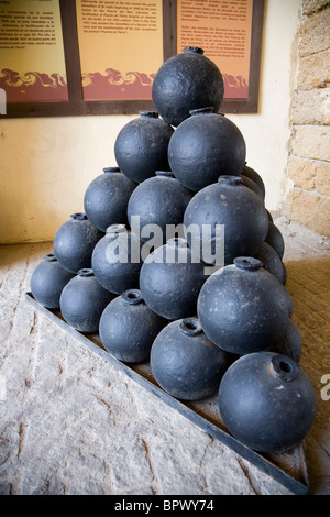 Hügel von Kanonenkugeln in einem kleinen Museum in den Toren / Tor / Eingang Bogen der Stadtmauer von Cadiz. Plaza Constitucion, Spanien. Stockfoto