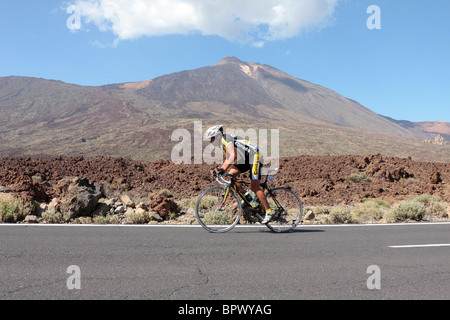 Ein Radfahrer vor den Teide auf der vierten Etappe der Tour von Teneriffa Radrennen Kanaren Spanien Stockfoto