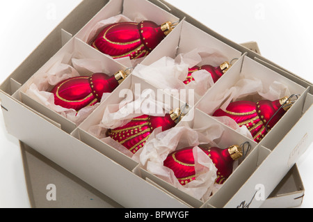 Offener Kasten der schönen Hand gemacht rote Glas Christbaumschmuck Stockfoto