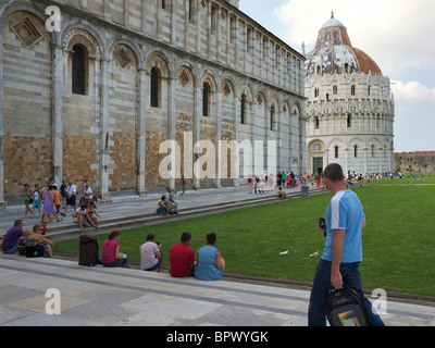 Piazza dei Miracoli in Pisa, Toskana, Italien mit vielen Touristen, die den Dom und die Baptisterio zu bewundern. Stockfoto