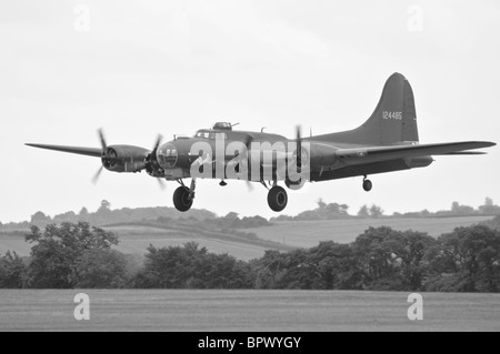 B17 Flying Fortress kommen ins Land im Duxford Stockfoto