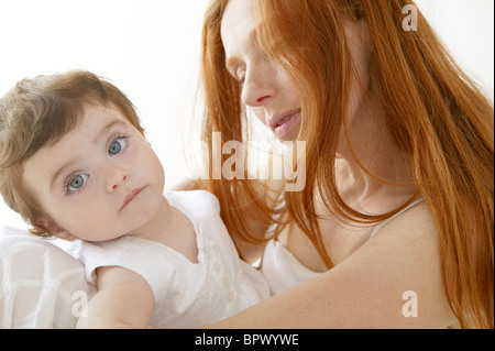 Baby und Mama in Liebe umarmen über weiße Studio-Hintergrund Stockfoto