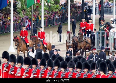 Prinz William von Wales und die Herzogin von Cornwall auf dem Weg vom Buckingham Palace zu Horse Guards Building Stockfoto