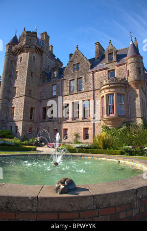 Irland, Norden, County Antrim, Belfast Castle mit kunstvollen Gärten und mit Blick auf die Stadt und Lough. Stockfoto