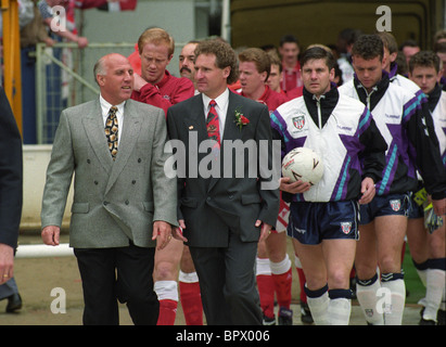 Liverpool V Sunderland-FA-Cup-Finale 05.09.92 Ronnie Moran und Malcolm Crosby, ihre Teams führen Stockfoto