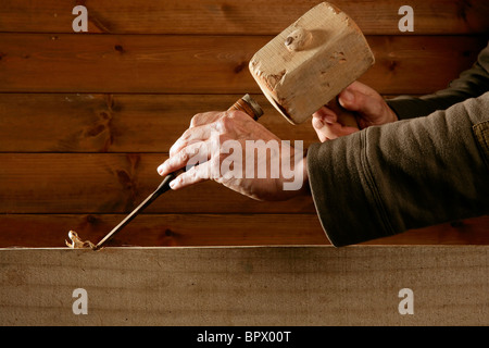 Hohlmeißel Holz Stemmeisen Tischler Werkzeug hammer in der hand Arbeiten aus Holz Hintergrund Stockfoto